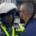Condenan a hombre por insultos racistas contra agente de tránsito en Cali