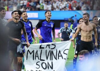 Inglaterra pide a la FIFA investigar a Argentina por la bandera de las Malvinas