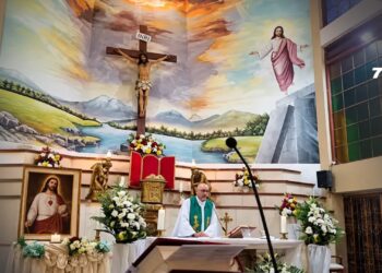Sacerdote murió en Ecuador tras caerle una cruz de madera mientras celebraba una misa